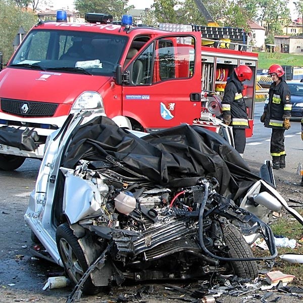 Śmiertelny wypadek w LatoszynieDwie osoby zginely w wypadku, do którego doszlo dziś, przed godz. 11 na drodze krajowej nr 4. 