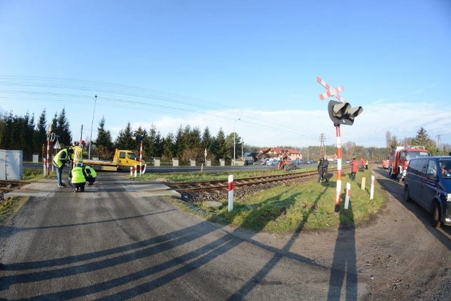 Citroen Janusza Dzięcioła wjechał wprost pod pędzący pociąg. Nie miał szans w zderzeniu z tak ciężkim pojazdem. Polityk, społecznik, niesamowicie sympatyczny człowiek zginął na miejscu