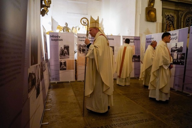 Gdańsk: Pamięć o legendarnym proboszczu Bazyliki Mariackiej. Życiorys ks. Stanisława Bogdanowicza tematem wystawy w świątyni