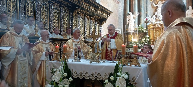 Uroczystej sumie odpustowej w Archiopactwie Cystersów w Jędrzejowie przewodniczył arcybiskup Stanisław Gądecki. Zobaczcie przebieg uroczystości na kolejnych slajdach>>>