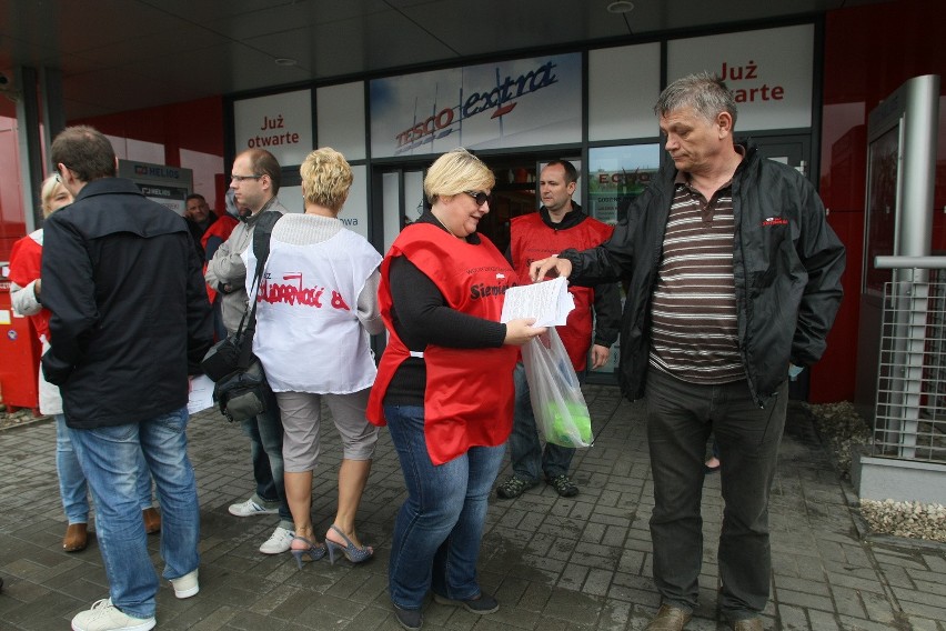 Pracownicy Tesco protestują przed Galerią Echo w Kielcach