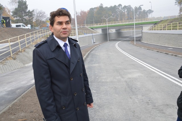 Prezydent Lucjusz Nadbereżny na oddanym do ruchu łączniku z dwoma wiaduktami i rondami