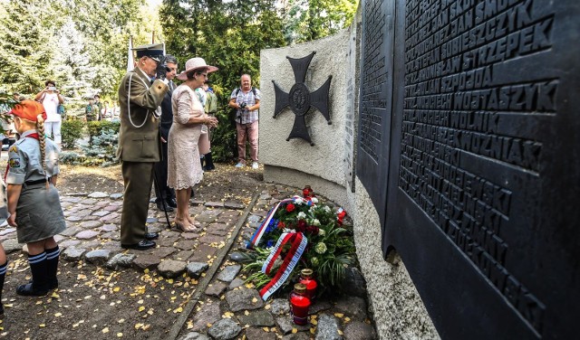 W Bydgoszczy trwają obchody 80. rocznicy wybuchu II wojny światowej. O godz. 10.00 złożono kwiaty na Cmentarzu Bohaterów Bydgoszczy. W ramach obchodów zaplanowano również ceremonię patriotyczną na Starym Rynku oraz rajd rowerowy przez Dolinę Śmierci i na Cmentarz Bohaterów Bydgoszczy. Do końca miesiąca na Starym Rynku będzie można oglądać wystawę fotografii z okresu okupacji niemieckiej w Bydgoszczy.