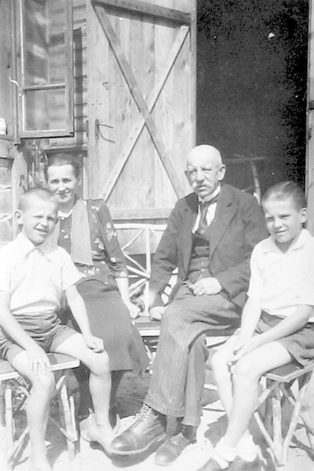 1941 rok, Marianka koło Mińska Mazowieckiego - miejsce wysiedlenia z Turu. Leon Śliwiński z żoną Jadwiga oraz synami: Antonim i Aleksandrem. Najstarszy Zbigniew był wywieziony na roboty do Niemiec.