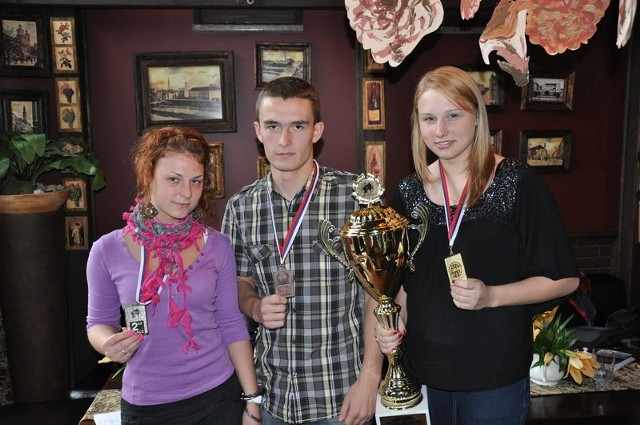 Patrycja Kamińska (od lewej), Dawid Kukła i Ada Muszyńska pochwalili się swoimi trofeami.