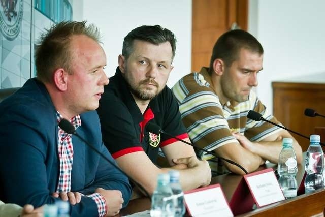 Od lewej: prezes Astorii Bartlomiej Dzedzej, nowy trener I-ligowej drużyny Przemysław Gierwszewski oraz zawodnik - Paweł Lewandowski