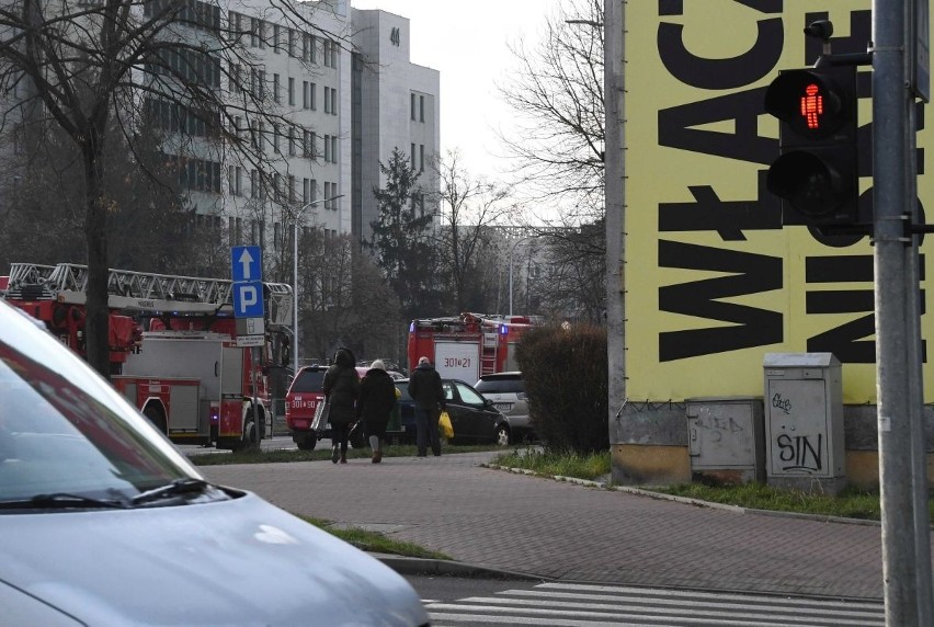 Młody mężczyzna na dachu bloku w Kielcach. Został przekazany pod opiekę lekarzy