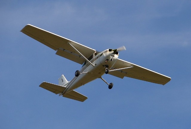 Dwie osoby zginęły, gdy Cessna 172 rozbiła się w pobliżu pasa startowego