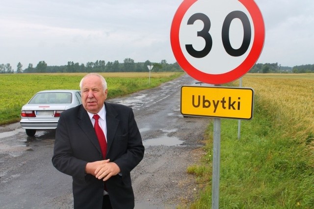 - Takie znaki stoją już w 10 miejscach na drogach powiatu strzeleckiego i ciągle ich przybywa - mówi Józef Swaczyna. To dlatego, że stan dróg pogarsza się z roku na rok.