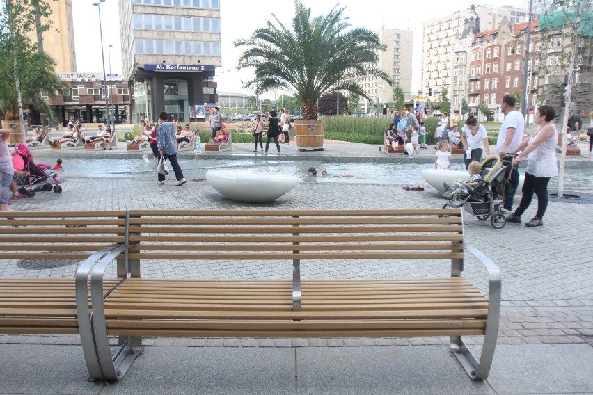 Palmy i leżaczki nad sztuczną Rawą przyciągają na Rynek w...