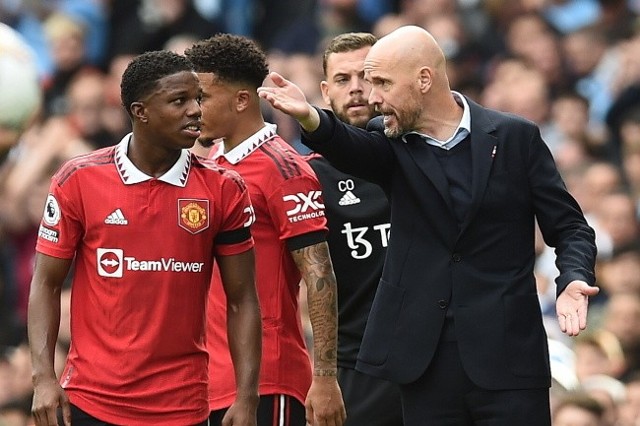 Trener Manchesteru United, Erik ten Hag instruuje „Czerwone Diabły” w derbach z Manchesterem City (3:6) na Etihad Stadium