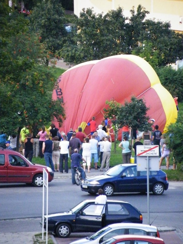 Na osiedlu Piasta pilot posadzil balon. To zdecydowanie niespotykany widok w blokowisku.