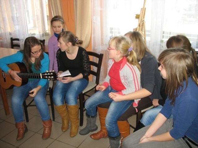 Wolontariusze z gimnazjum w bibliotece w Stromcu organizują zajęcia dla młodszych kolegów. 