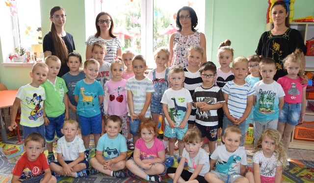 Kadra pedagogiczna i wychowankowie Niepublicznego Przedszkola Zaczarowany Ogród we Włoszczowie.