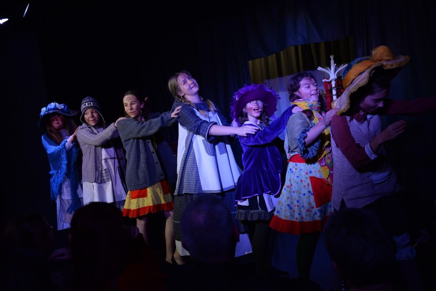 Zdjęcia z musicalu „Annie” przygotowanego przez Teatr „Nasz”...