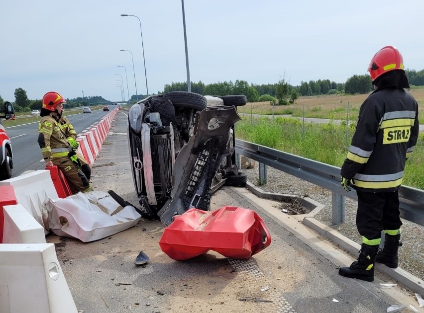 Wypadek na S8 w Budykierzu. Samochód dachował, zakończył jazdę na barierce. Do zdarzenia doszło 18.06.2022