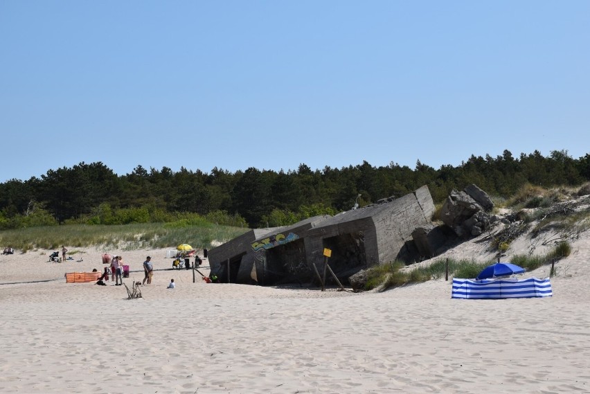 Tak wyglądają bobolińskie bunkry na plaży w pobliżu których...