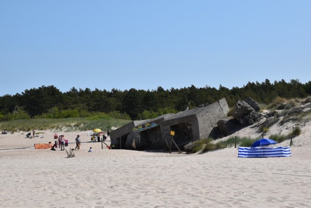 Tak wyglądają bobolińskie bunkry na plaży w pobliżu których znajduje się boja.