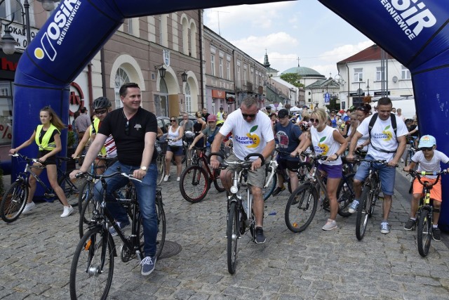 Rajd rowerowy ruszył ze skierniewickiego rynku. Punktem docelowy rajdu był Zaścianek Babie Lato w Ziemiarach. Tam zorganizowano piknik z atrakcjami dla dzieci i dorosłych. Impreza jest okazją do przeprowadzenia zbiórki pieniędzy, które będą przeznaczone na wyposażenie łazienki dla chorego na rzadką chorobę ośmioletniego Maksa ze Skierniewic.