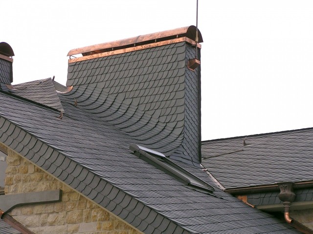 Komin jest jednym z bardziej widocznych elementów dachu, dlatego powinien być estetycznie wykończony. Ale ważna jest również trwałość materiałów i ich odporność m.in. na wysoką temperaturę.