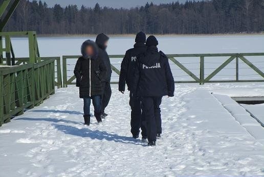 Gołdap. Policjanci ostrzegają przed wchodzeniem na lód