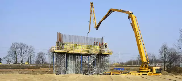Budowa obwodnicy Podłęża i Niepołomic rozpoczęła się we wrześniu 2020 roku. Obecnie powstaje m.in. estakada nad torami kolejowymi. Nowa droga warta ponad 62 mln zł ma być gotowa na przełomie 2021 i 2022 roku