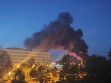 Ponad 20 zastępów straży gasi pożar w Poznaniu. Zapaliła się hala ze styropianem