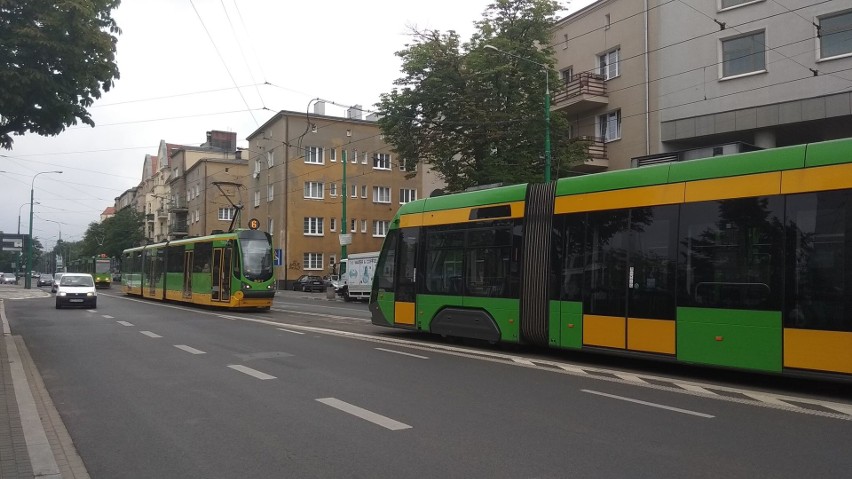 Awaria w centrum. Wszystkie tramwaje MPK Poznań stoją przez brak prądu [ZDJĘCIA]