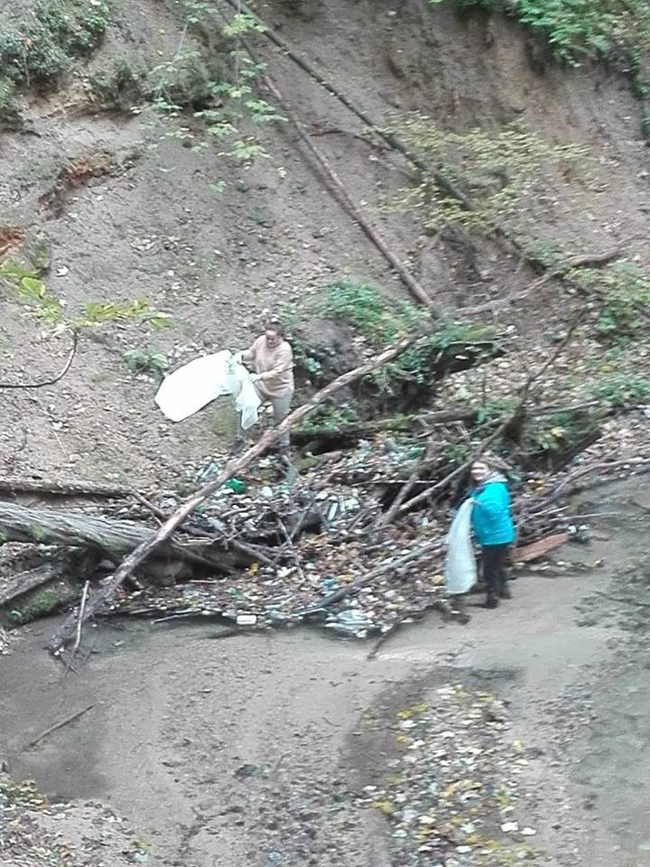 Mieszkańcy i miłośnicy przyrody sprzątają Dolinę Racławki. Czyszczą rzekę, zbierają śmieci