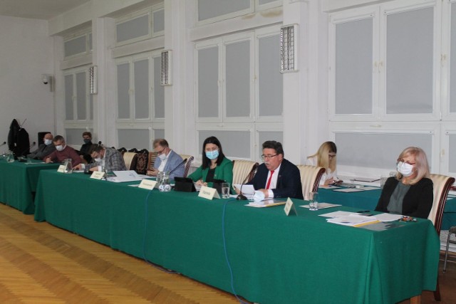 Podczas ostatniej sesji Rady Powiatu starosta Franciszek Gutowski podsumował pierwszą połowę trwającej kadencji