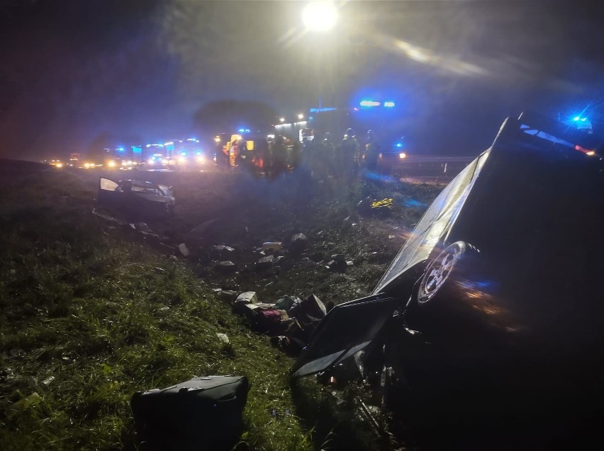 Koszmarny wypadek na autostradzie A4. W Rzezawie dachował bus po zderzeniu z samochodem osobowym. 13 osób jest rannych