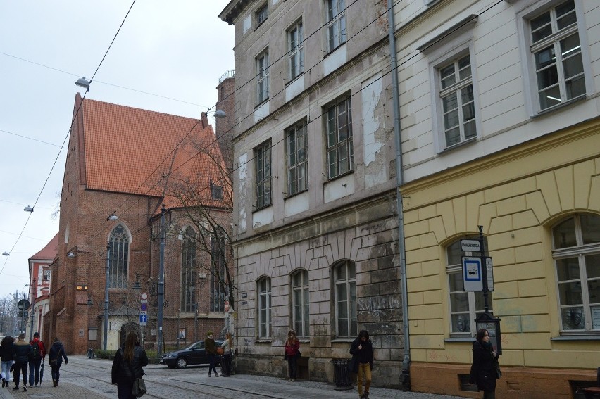 Zabytkowy budynek z XIV w. stojący na pl. Nankiera 1zamieni...