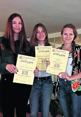 Kozienickie laureatki konkursu z dyplomami.