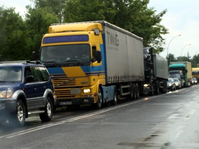 W Tarnobrzegu w godzinach szczytu na trasie do Sandomierza tworzą się potężne korki.