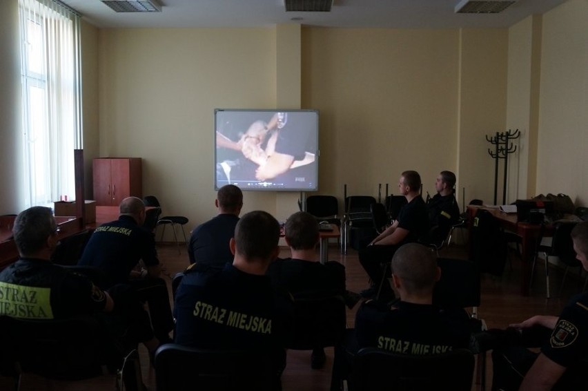Chorzowscy strażnicy miejscy na szkoleniu u policjantów