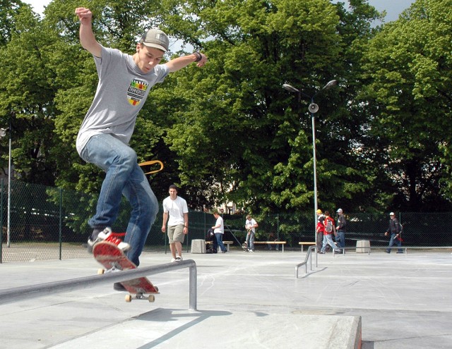 Po oficjalnym przecięciu wstęgi skatepark zaroił się od deskorolkarzy. Nic dziwnego, to jedyny tego typu plac w 400-tysięcznym mieście.