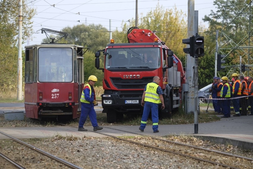 Wykolejony tramwaj po zderzeniu z autobusem na ulicy Wschodniej. Są ranni