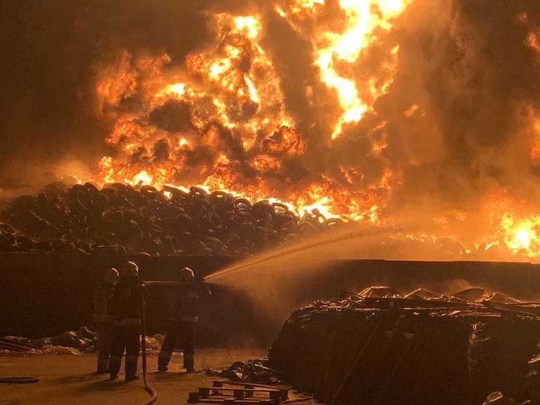 Gigantyczny pożar składowiska opon gasiło 552 strażaków