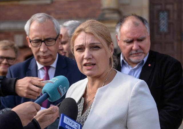 18.10.2019 Gdańsk. Konferencja radnych PiS i posła Kazimierza Smolińskiego przed siedzibą Rady Miasta Gdańska w sprawie Tęczowego Piątku w szkołach.