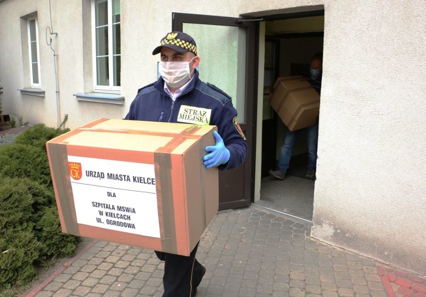 Kilkanaście tysięcy maseczek przekazały w środę 15 kwietnia służby prezydenta Kielc do kieleckich instytucji [WIDEO, ZDJĘCIA]