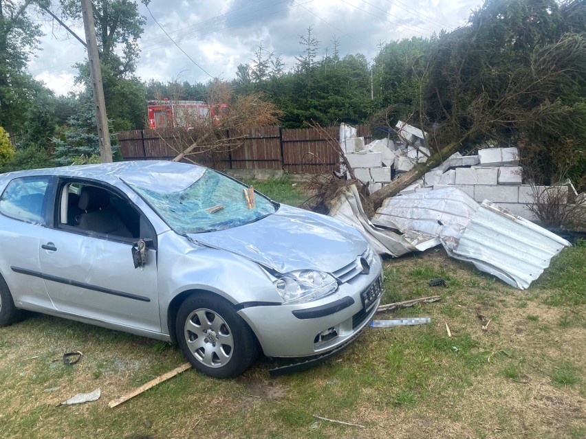 Zerwane dachy i zniszczone samochody w Krukowie. Silny wiatr przeszedł przez gm. Chorzele 27.06.2023