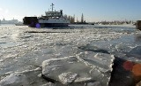 Zima w Świnoujściu. Lód zablokował promy, holowniki ratują statki na redzie (zobacz zdjęcia i wideo)