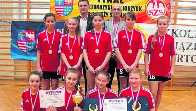  Drużyna dziewcząt z Kluczewska zajęła pierwsze miejsce w województwie świętokrzyskim w festiwalu minipiłki siatkowej.