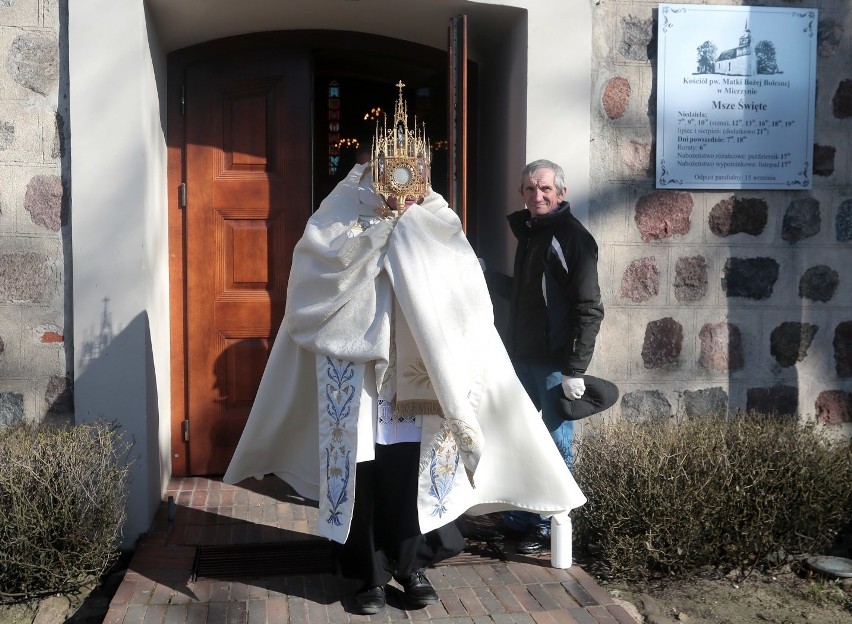 Ksiądz błogosławi z samochodu. Tak chce chronić mieszkańców Mierzyna pod Szczecinem [ZDJĘCIA]