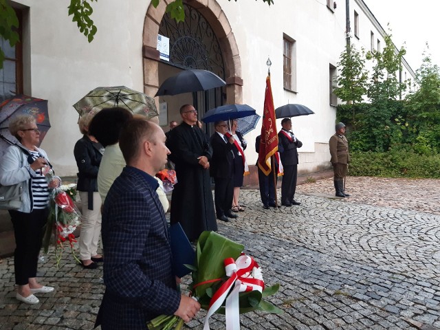 W miniony poniedziałek, 9 września, w Kielcach przy ulicy Zamkowej odbyły się uroczystości patriotyczno-religijne z okazji 80. rocznicy masakry, która miała miejsce 9 września w bramie kieleckiego więzienia. Celem tej uroczystości było uczczenie pamięci 19 zamordowanych przez Niemców osób, w większości żołnierzy Wojska Polskiego.Więcej zdjęć na kolejnych slajdach. Wśród uczestników tych uroczystości był członek Rady Miejskiej w Jędrzejowie Łukasz Stanek, który reprezentował burmistrza Jędrzejowa Marcina Piszczka i odczytał jego list skierowany do organizatora i uczestników tej uroczystości. W uroczystościach wzięła udział delegacja studentów Chęcińskiego Uniwersytetu Trzeciego Wieku, a także prezes i poczet sztandarowy Cechu Rzemieślników i Przedsiębiorców Branży Spożywczej w Kielcach, a także członkowie Stowarzyszenia Rekonstrukcji Historycznej 4. Pułku Piechoty Legionów w Kielcach. Organizatorem tych uroczystości był kielczanin Adam Gorycki.