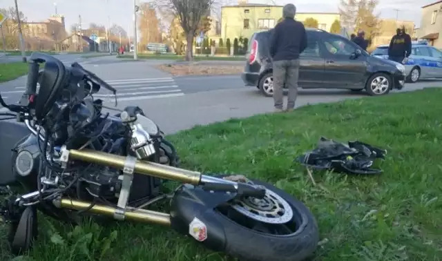 Mandatem zakończyła się dla kierowcy samochodu kolizja z udziałem motocyklisty.