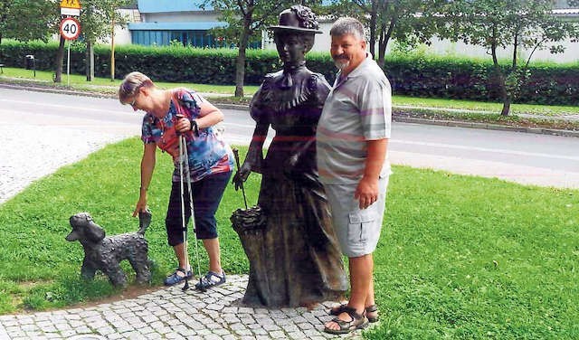 Grzegorz Brożek  z żoną Barbarą przed pomnikiem kuracjuszki z pieskiem w Polanicy-Zdroju.