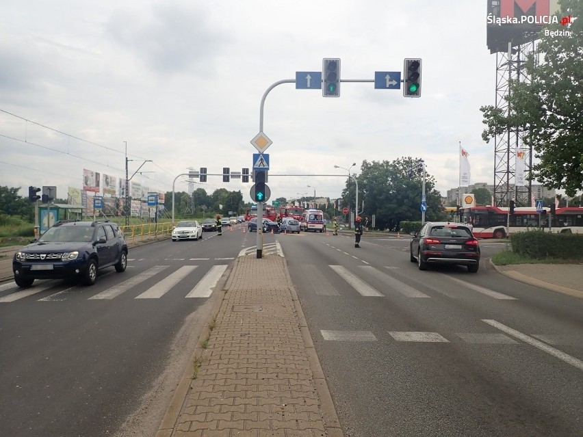 W Będzinie na ul. Będzińskiej zderzyły się dwa samochody....