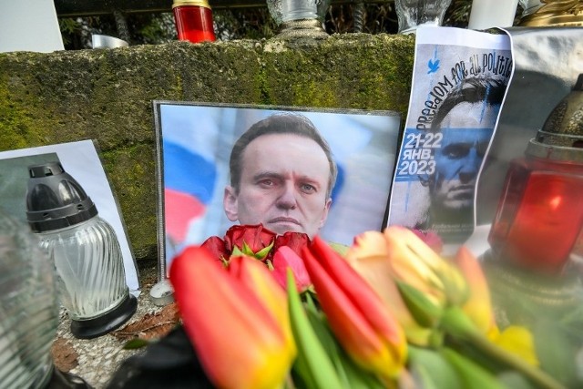Kwiaty upamiętniające Nawalnego przed konsulatem Rosji w Gdańsku 
