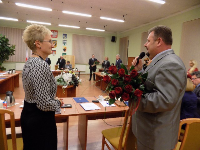 Nowy starosta Henryk Janowicz bukietem róż podziękował za współpracę swojej ustępującej szefowej Annie Michalczuk. Nie wyklucza, że znajdzie dla niej miejsce w jednostkach powiatu.